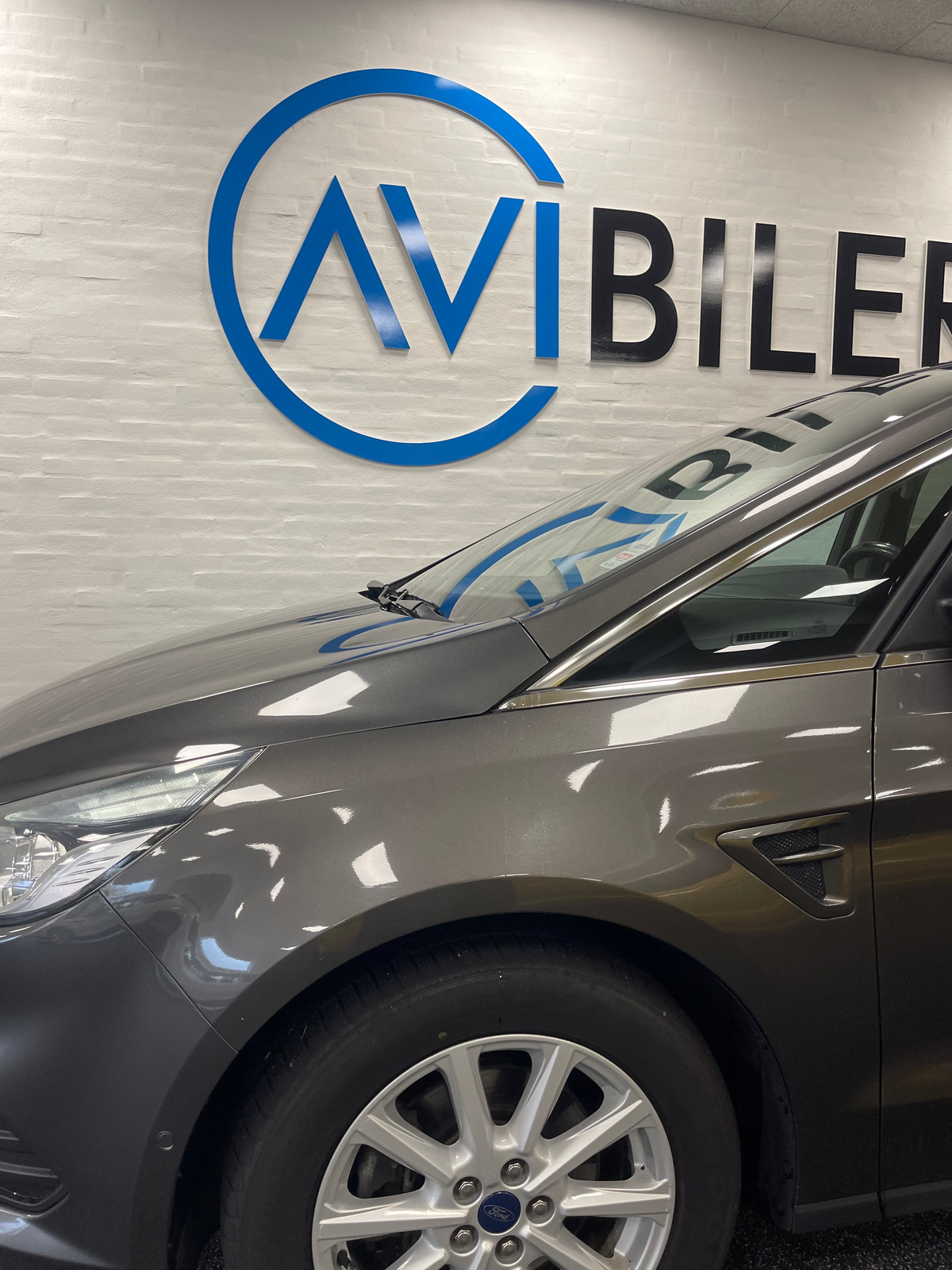 Grå Ford S-MAX fra 2018