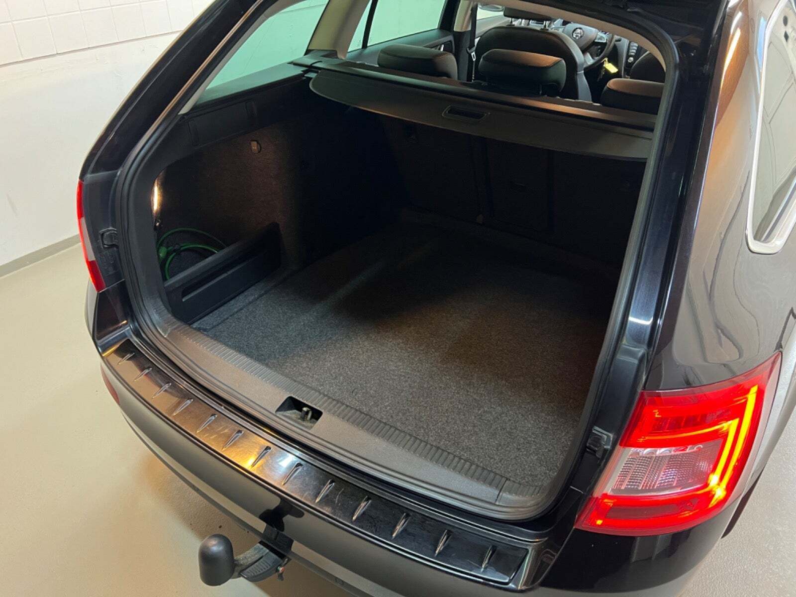 Sort Skoda Octavia fra 2014