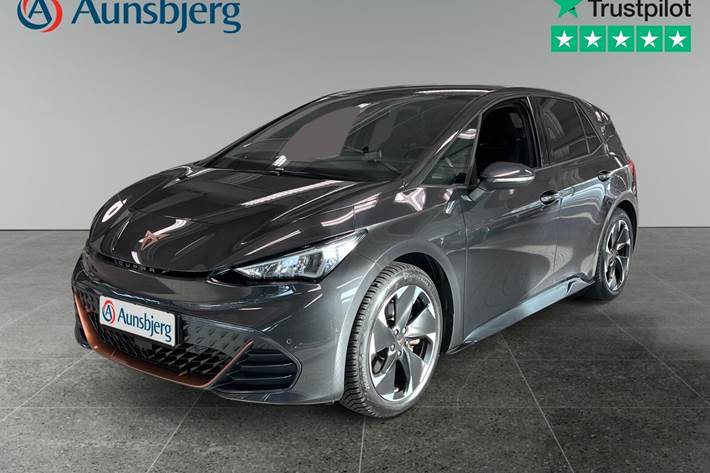 Grå Cupra Born fra 2023 set udefra