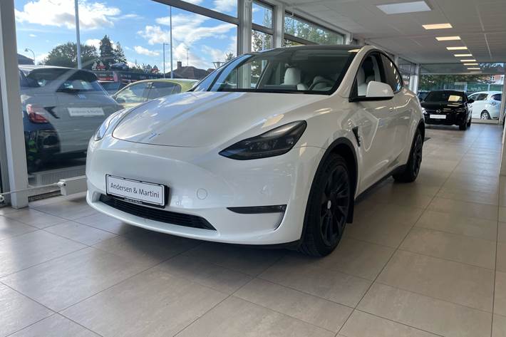 Hvid Tesla Model Y fra 2021 set udefra