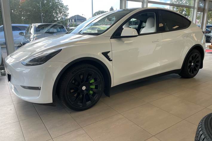 Hvid Tesla Model Y fra 2021