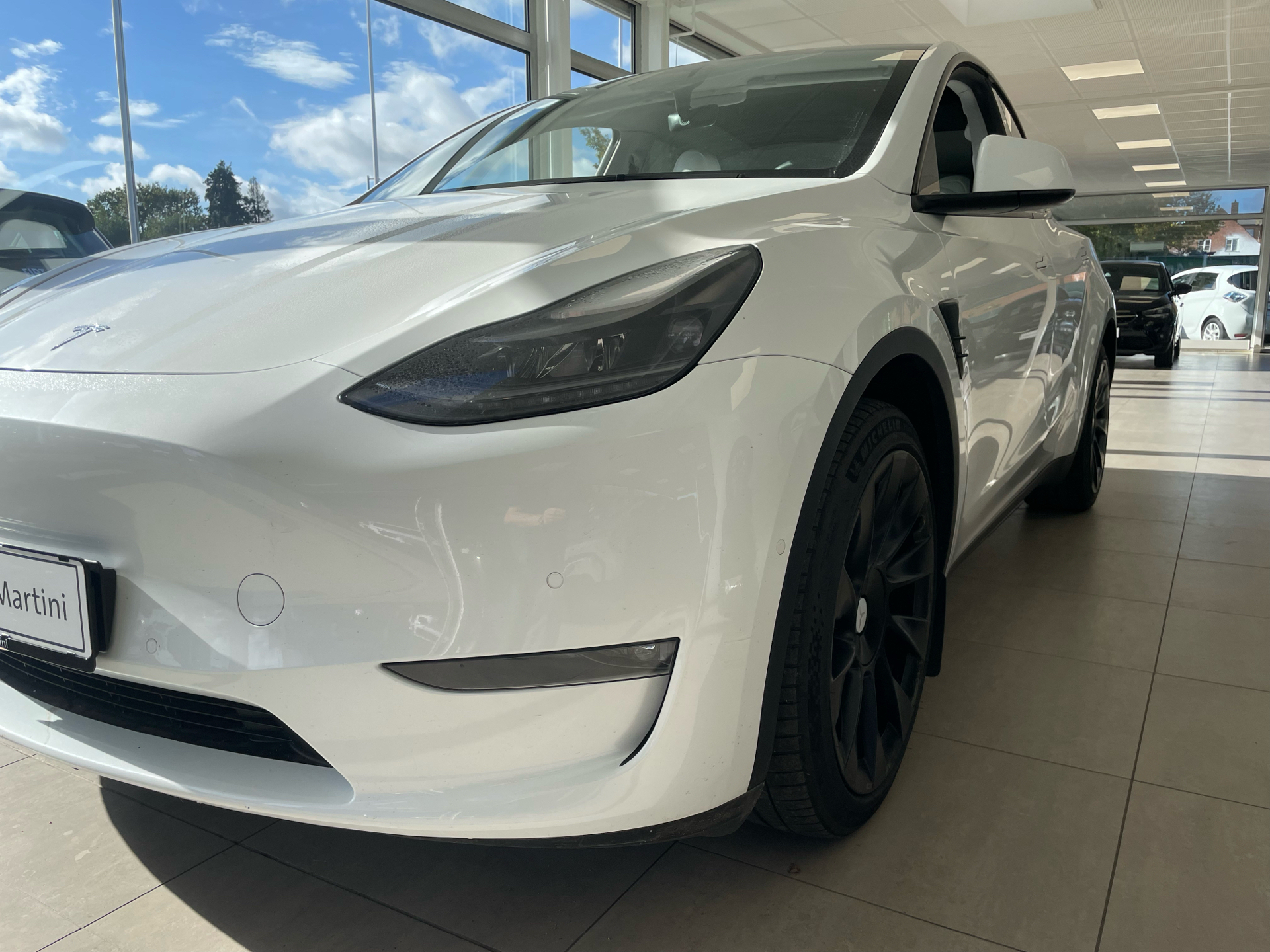 Hvid Tesla Model Y fra 2021