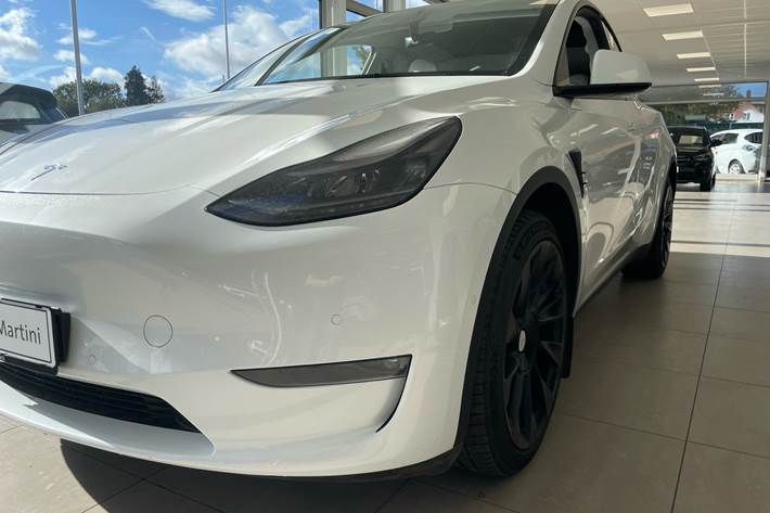 Hvid Tesla Model Y fra 2021