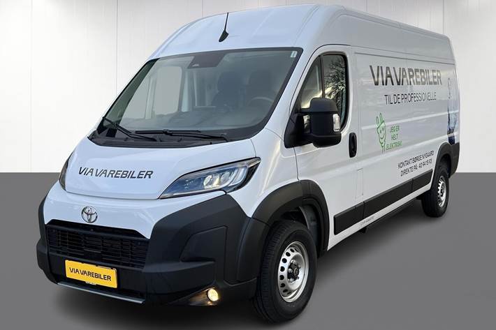 Hvid Toyota Proace Max Electric fra 2025 set udefra