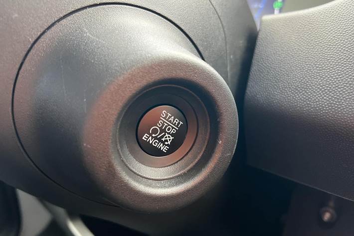 Hvid Toyota Proace Max Electric fra 2025 set indefra