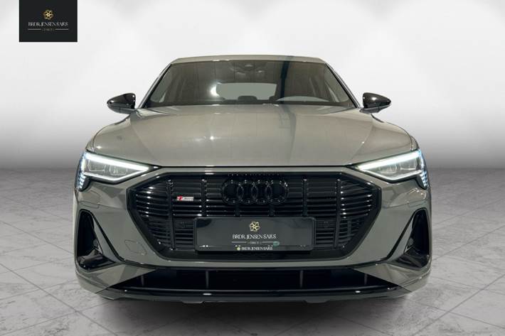 Grå Audi e-tron fra 2022