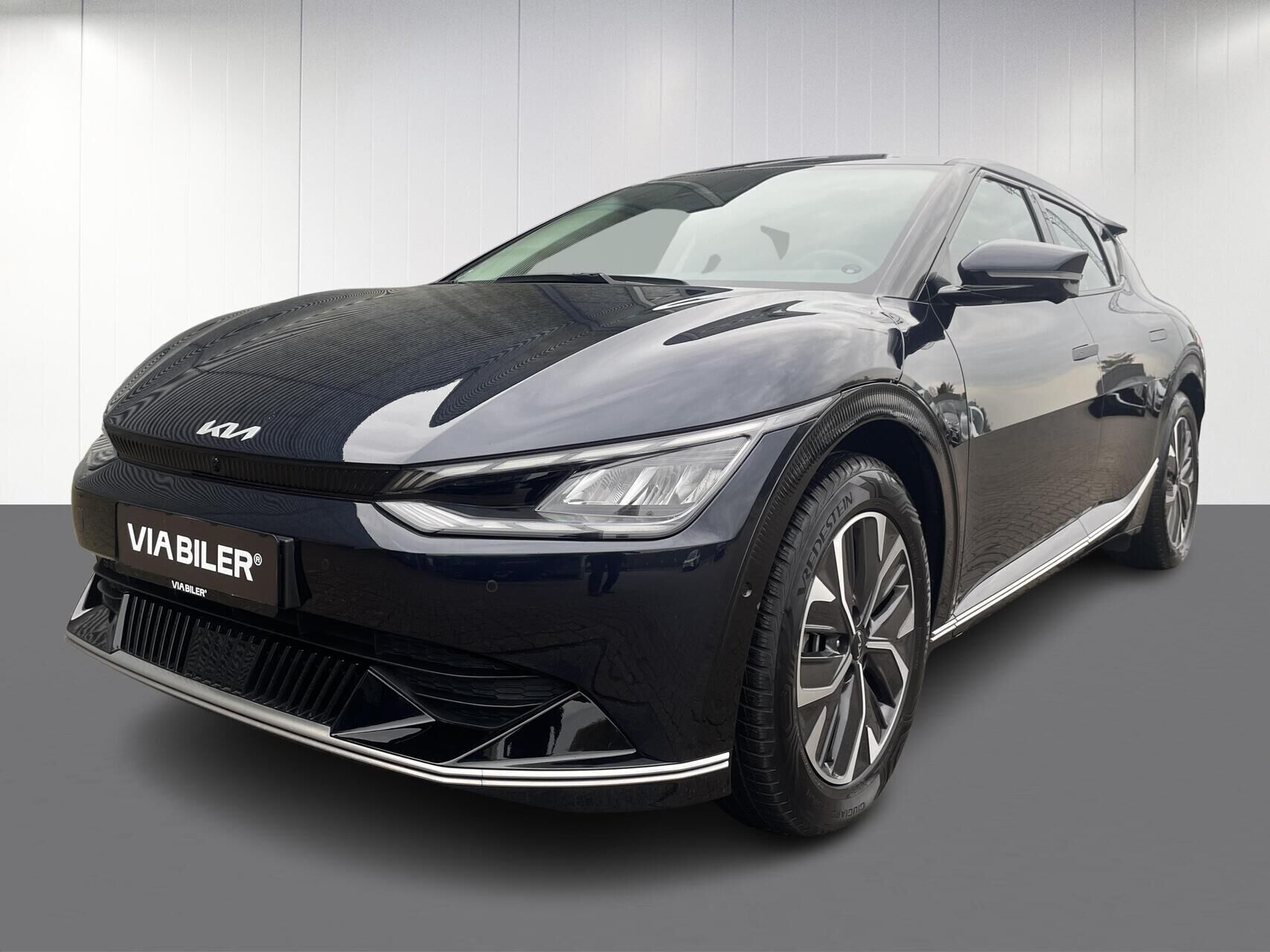 Blå Kia EV6 fra 2024 set udefra