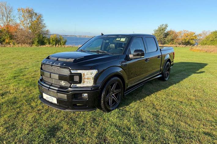 Sort Ford F-150 fra 2019 set udefra