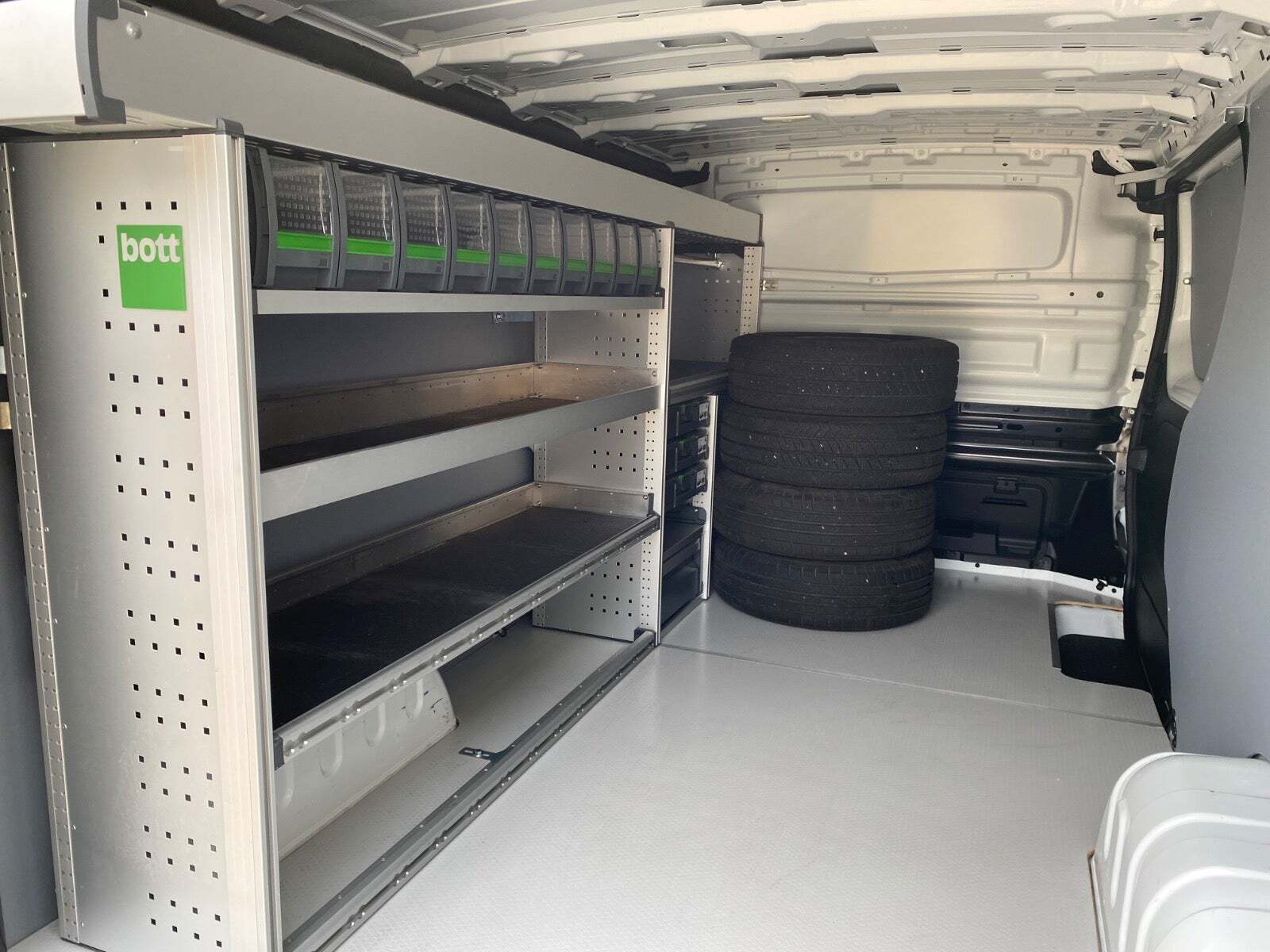 Hvid Nissan NV300 fra 2020