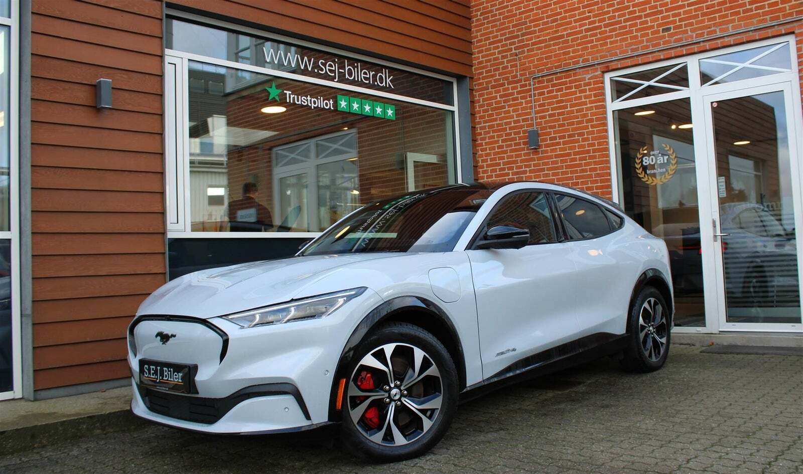 Hvid Ford Mustang Mach-E fra 2023 set udefra