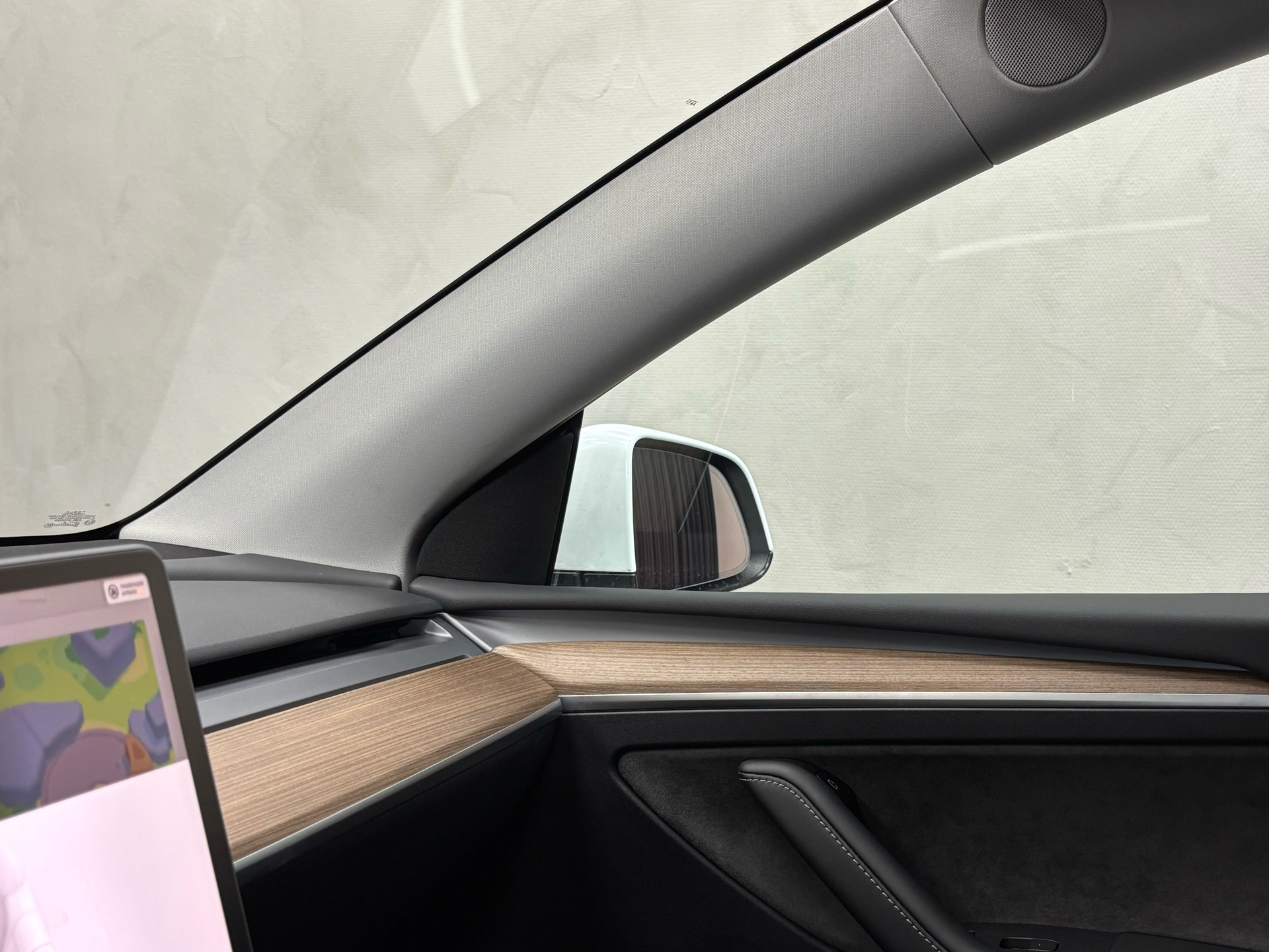 Hvid Tesla Model Y fra 2023