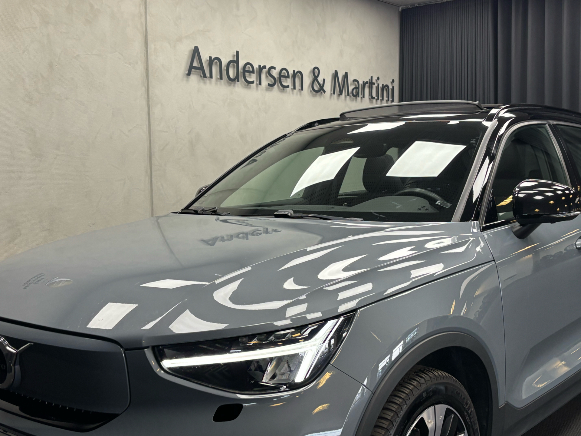 Grå Volvo XC40 fra 2022