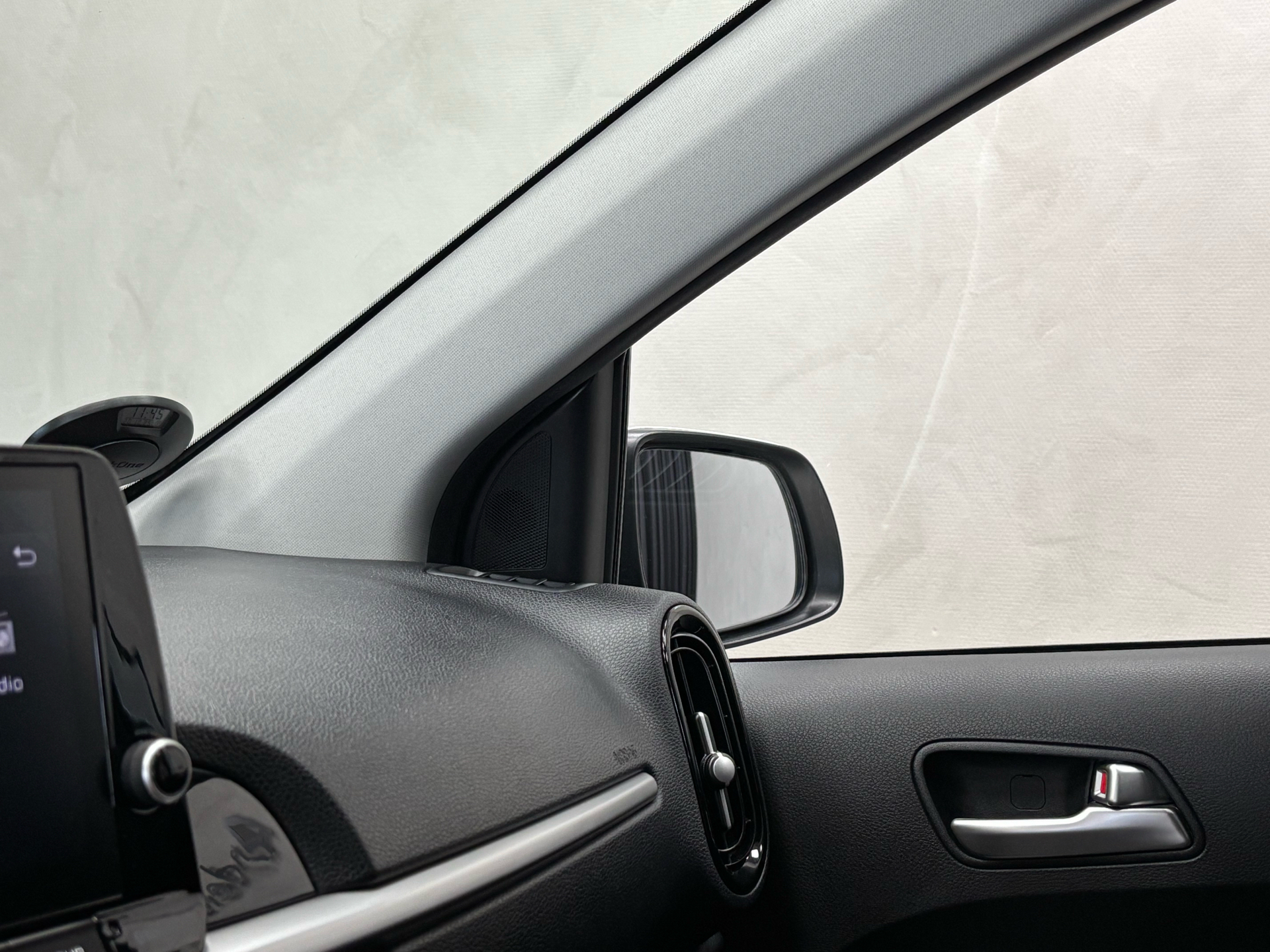 Hvid Kia Picanto fra 2023 set indefra