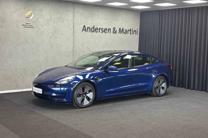 Blå Tesla Model 3 fra 2021