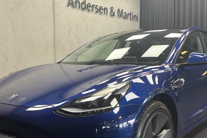 Blå Tesla Model 3 fra 2021