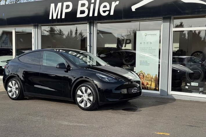 Sort Tesla Model Y fra 2023