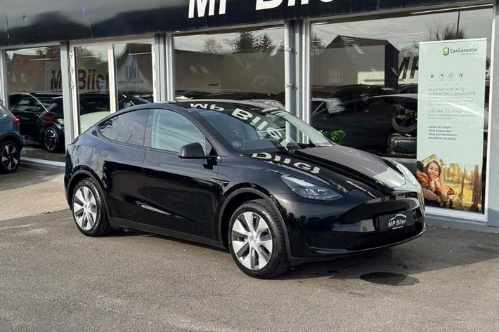 Sort Tesla Model Y fra 2023