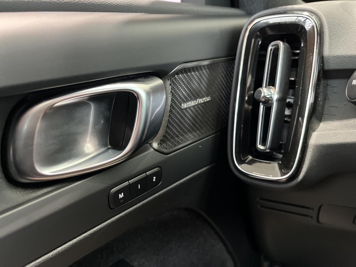 Beige Volvo EX40 fra 2025