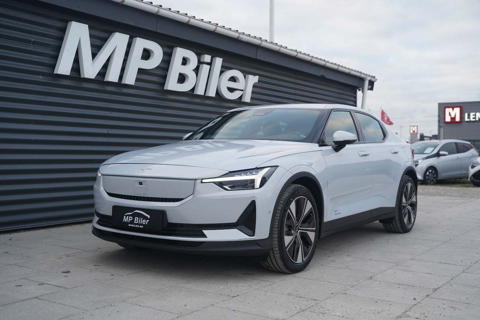Hvid Polestar 2 fra 2025 set udefra