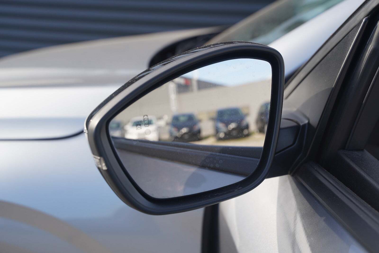 Grå Peugeot 208 fra 2024