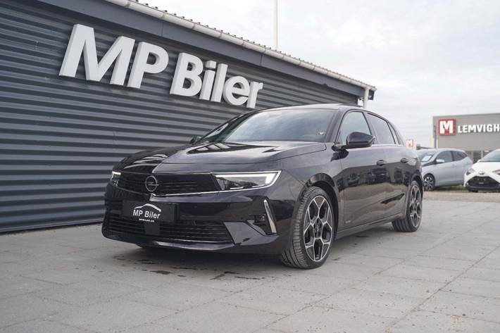 Sort Opel Astra fra 2022 set udefra