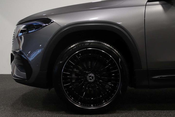 Grå Mercedes EQB300 fra 2024 set udefra