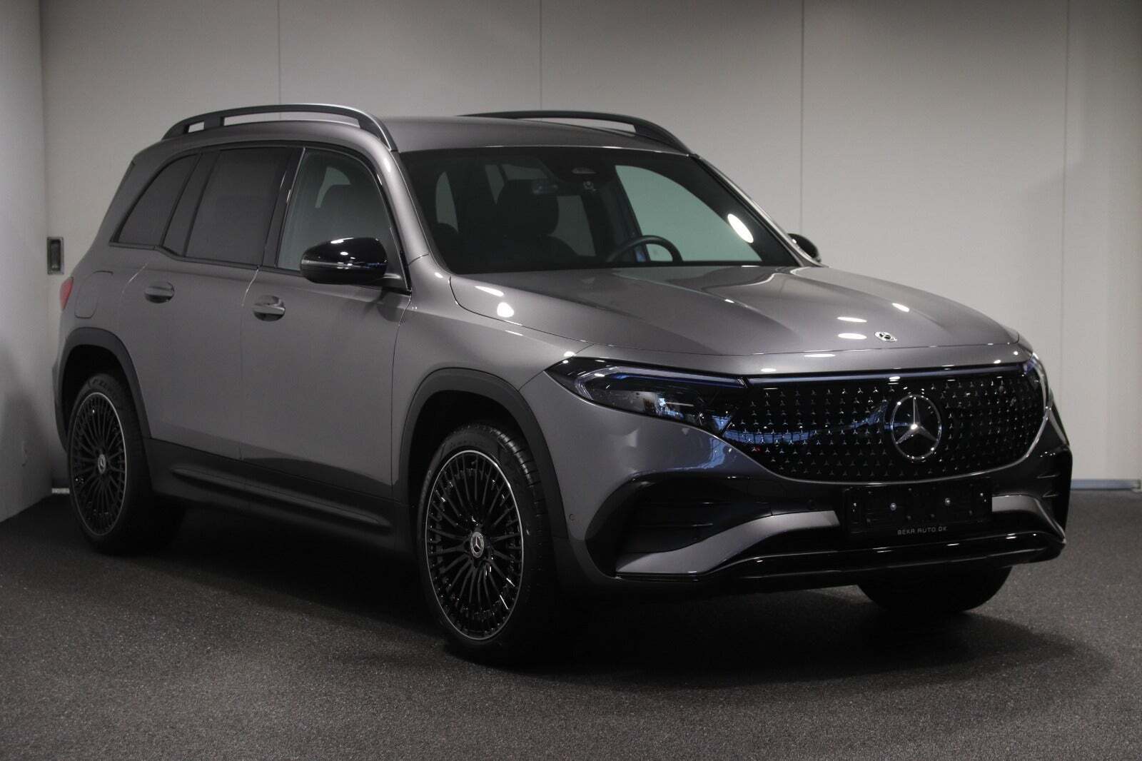 Grå Mercedes EQB300 fra 2024 set udefra
