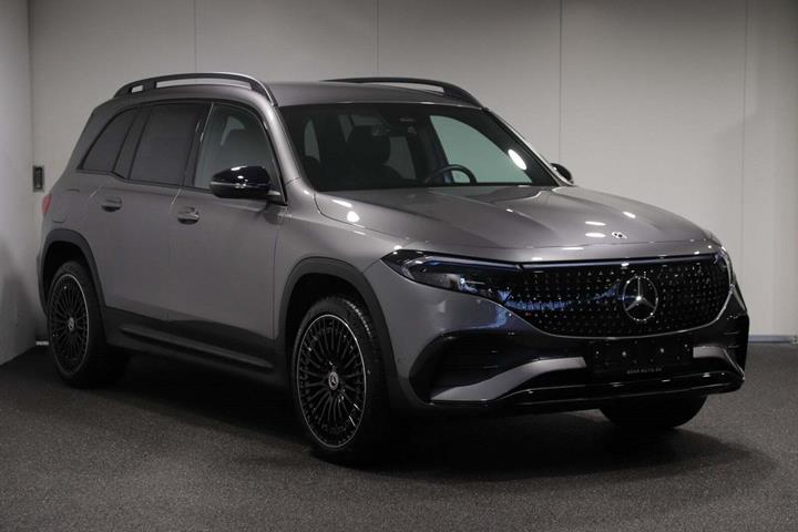 Grå Mercedes EQB300 fra 2024 set udefra