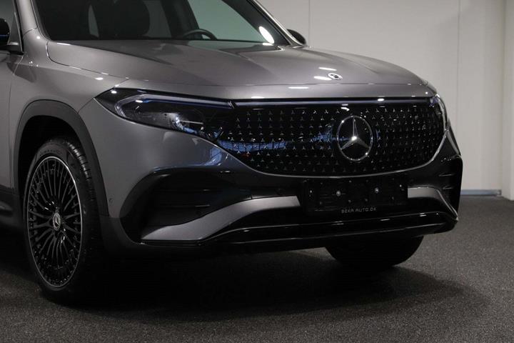 Grå Mercedes EQB300 fra 2024 set udefra