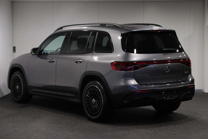 Grå Mercedes EQB300 fra 2024 set udefra