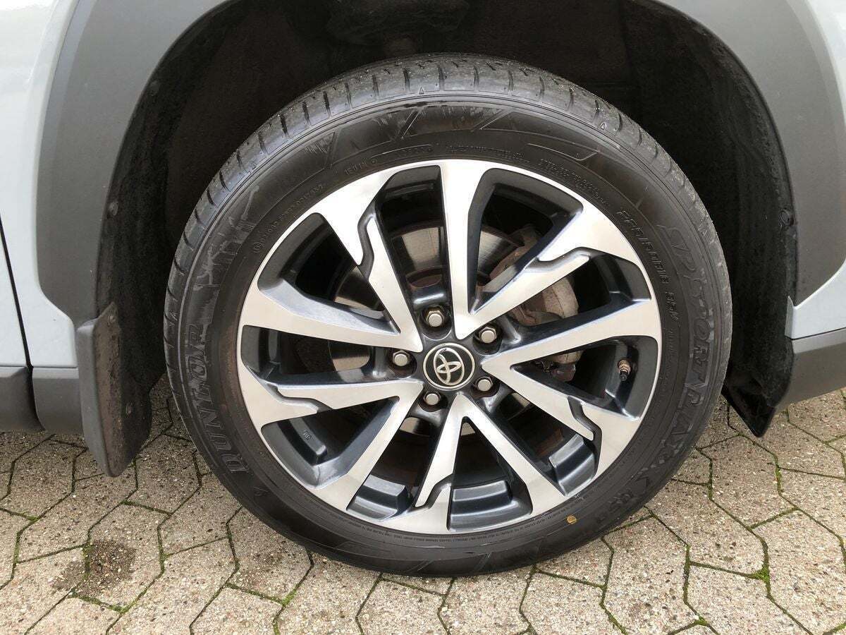 Grå Toyota Corolla Cross fra 2023