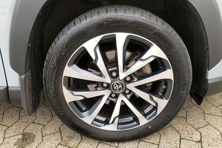 Grå Toyota Corolla Cross fra 2023 set udefra