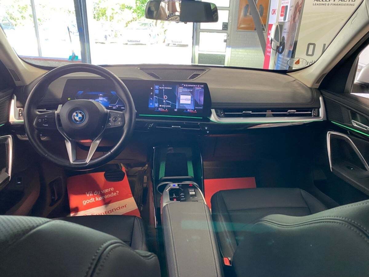 Sølv BMW iX1 fra 2023