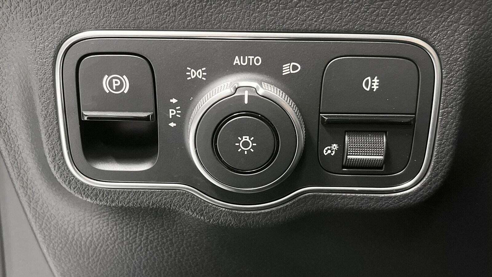 Blå Mercedes EQA250 fra 2023