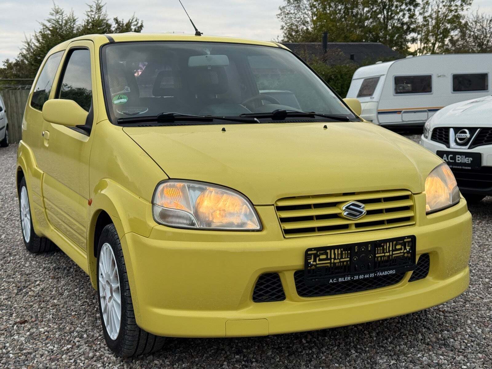 Gul Suzuki Ignis fra 2004 set udefra