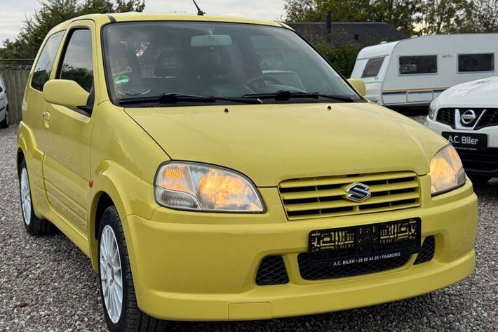 Gul Suzuki Ignis fra 2004 set udefra