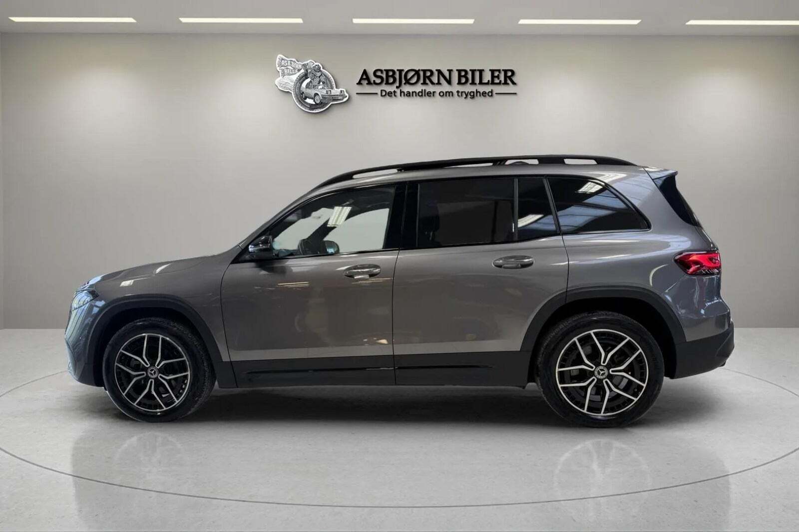 Grå Mercedes EQB250+ fra 2023