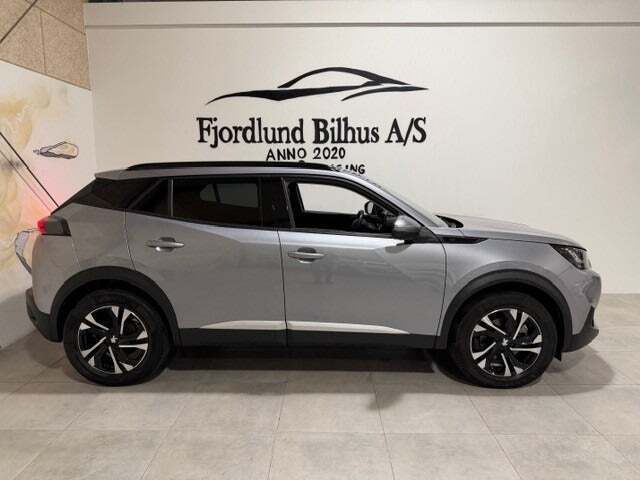 Sølv Peugeot e-2008 fra 2022