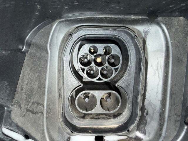 Sølv Peugeot e-2008 fra 2022