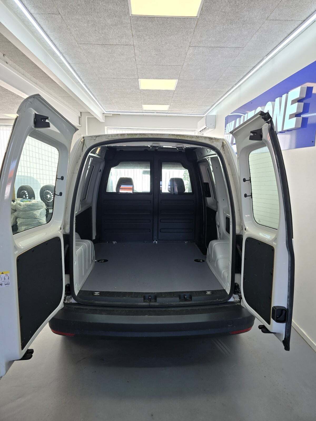Hvid VW Caddy fra 2019