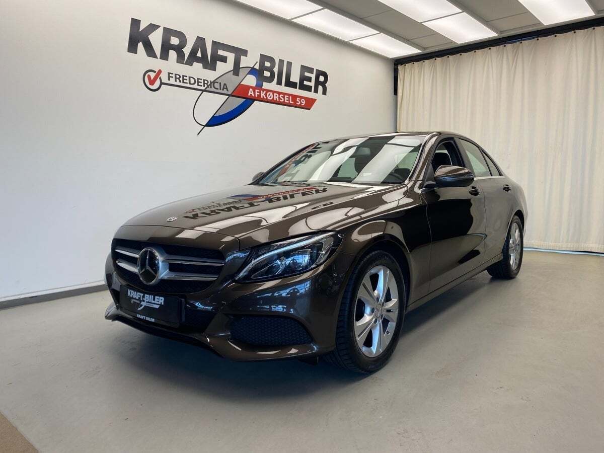 Brun Mercedes C220 d fra 2017 set udefra