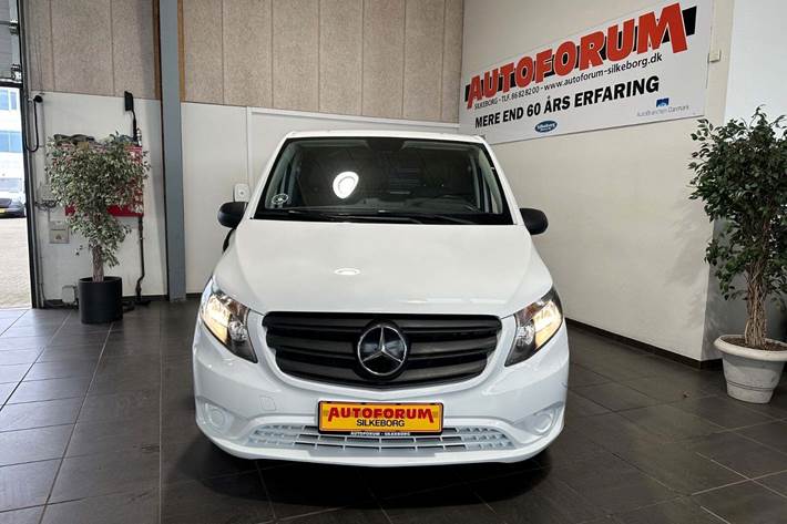 Hvid Mercedes eVito 112 fra 2022 set udefra