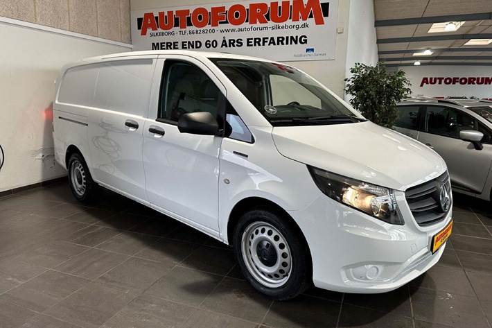 Hvid Mercedes eVito 112 fra 2022 set udefra