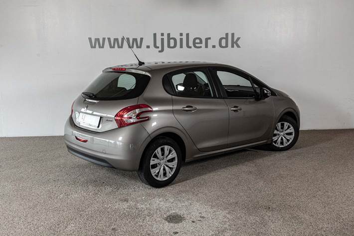 Grå Peugeot 208 fra 2015