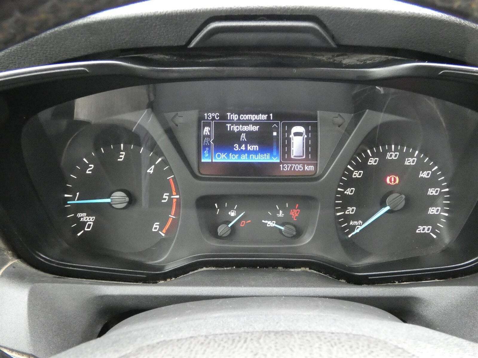 Hvid Ford Transit 470 L4 Chassis fra 2017 set indefra