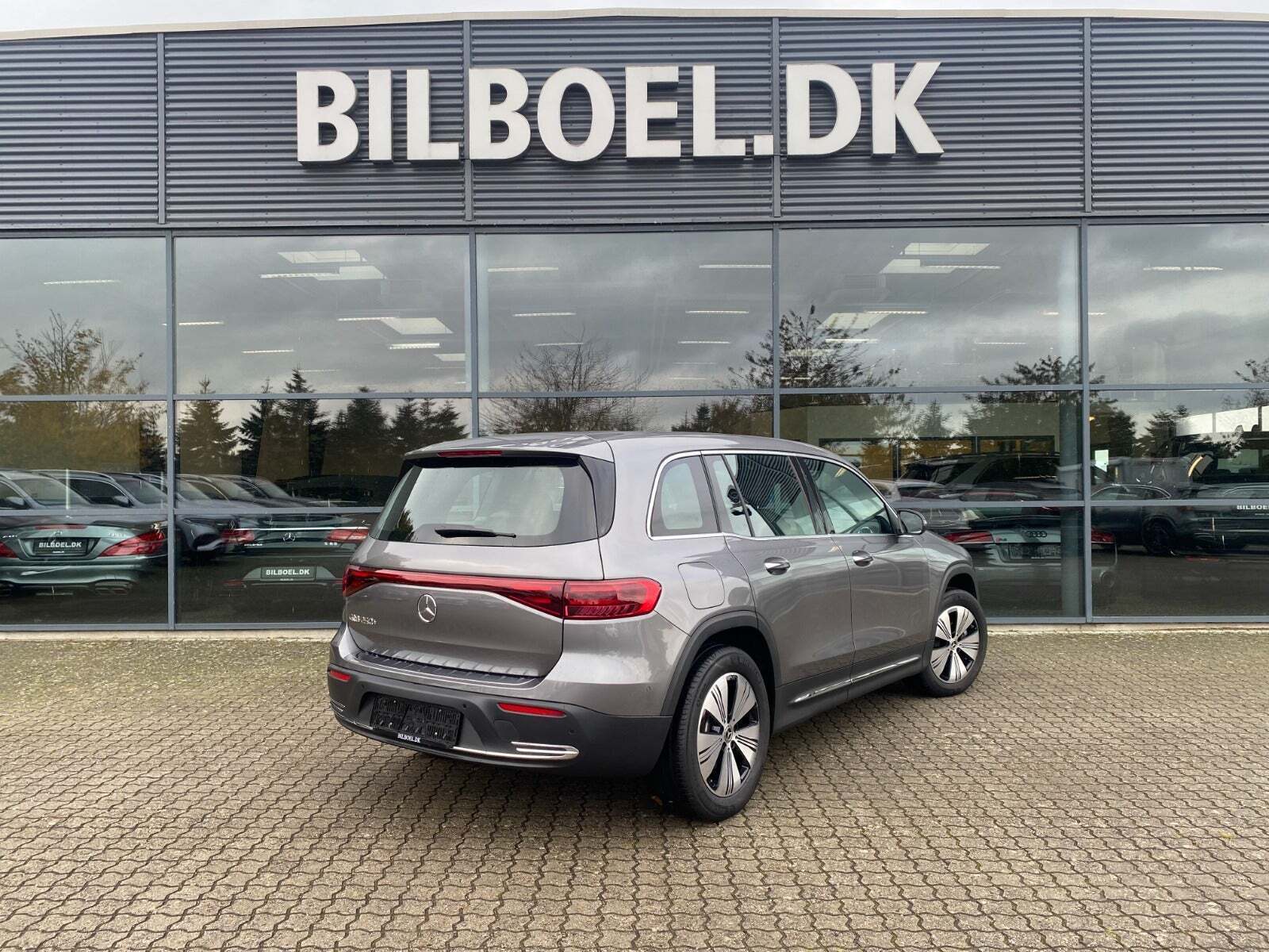Grå Mercedes EQB250+ fra 2024