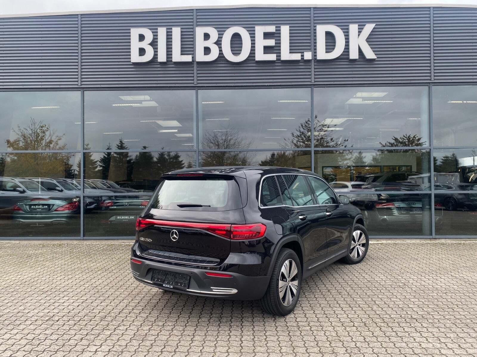 Sort Mercedes EQB250+ fra 2024