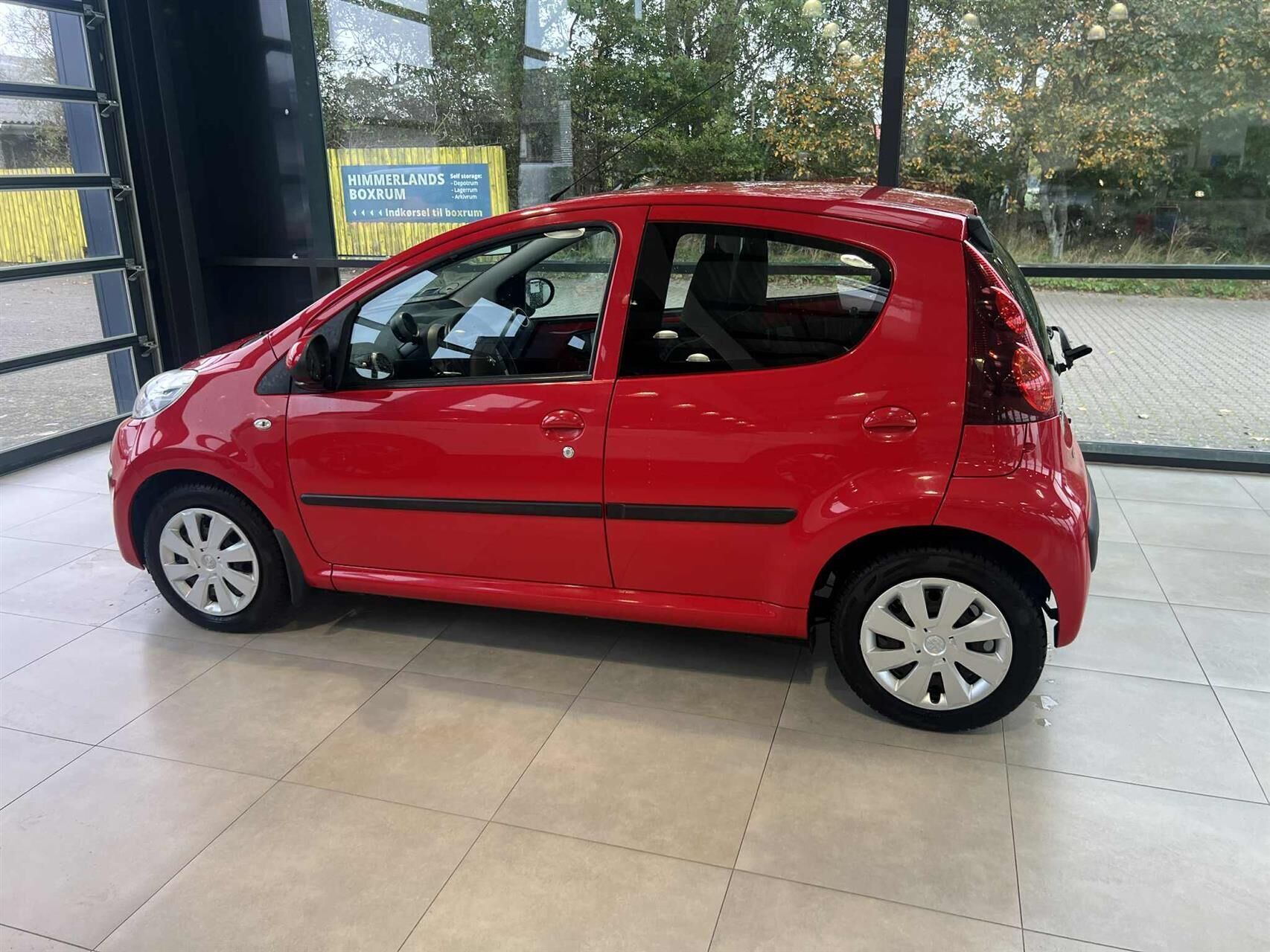 Rød Peugeot 107 fra 2013