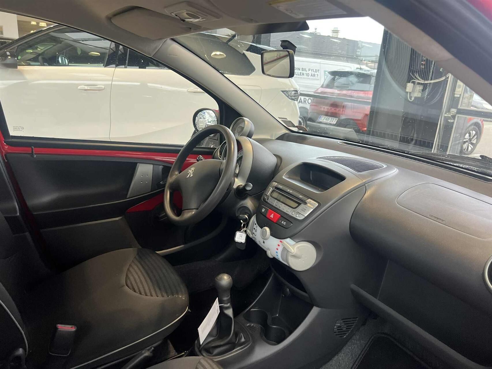 Rød Peugeot 107 fra 2013