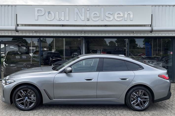 Grå BMW i4 fra 2023